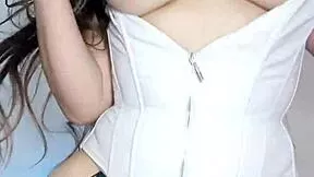 la mejor amiga de mi esposa se masturba con cameltoe tetas enormes... quiere verga ya
