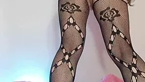 la mejor amiga de mi esposa se masturba con cameltoe tetas enormes... quiere verga ya