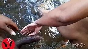 ENCUENTRO ESTA LINDA COLOMBIANA SOLA Y LE DOY MI VERGA EN EL RIO!