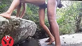 ENCUENTRO ESTA LINDA COLOMBIANA SOLA Y LE DOY MI VERGA EN EL RIO!
