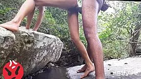 ENCUENTRO ESTA LINDA COLOMBIANA SOLA Y LE DOY MI VERGA EN EL RIO!