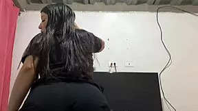 Mi hermanastra colombiana me tienta con su culo enorme en la cocina quieres verla?