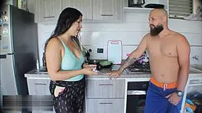me encanta masturbarme oliendo las pantys de mi madrastra hasta que me descubre y la follo
