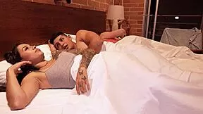 esta hijastra culona mexicana comparte cama con daddy roleplay big ass panties