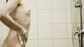 😩 petite pinay fingers her hairy pussy so good in the shower... watch her squirt! 💦