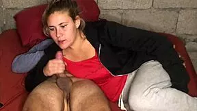 pendeja chubby con ojos marrones me chupa la pija hasta tragar todo el semen