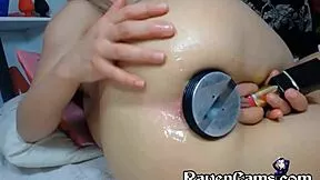 omg 😱 this horny camgirl shoves that extreme huge buttplug deep into her tight squirting ass!!