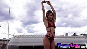 Nude Venezuelan blondie Toni Maria strips rooftop!