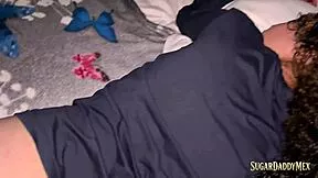 chica inocente aprende a vaciar las bolas de un hombre mayor pt1
