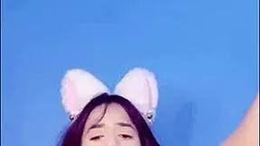 hidratando meu pezinhos antes de foder minha bucetinha