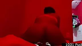 Sexo interracial filmado em um bordel mal iluminado