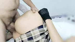 colegiala 18 apenas encuentra a un pervertido en la calle y deja que la folle en casa de mama