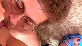 Novinha safada gozando enquanto senta na rola com dedo no cu fernanda ribeiro