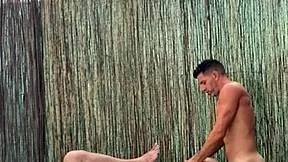 trio salvaje en la piscina con turista argentina