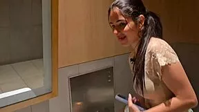 tengo sexo en el baño del centro comercial