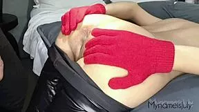 Pequeña thai papi alguien entro a la habitacion de mama para follarme el culo