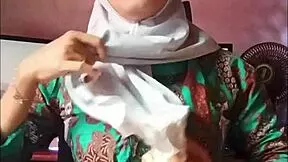 Hijab shemale masturbates her cock in the early morning solo