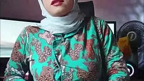 Hijab shemale masturbates her cock in the early morning solo