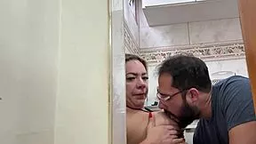 enteado ajuda madrasta na cozinha e acaba fodendo o cu dela