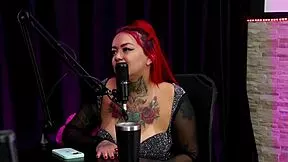 Safada shows her breasts after saying she prefers small thick cock