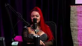 Safada shows her breasts after saying she prefers small thick cock