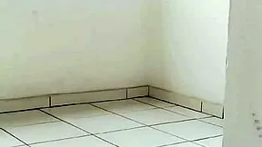 meio-irmão goza no rabo da meia-irmã no sofá