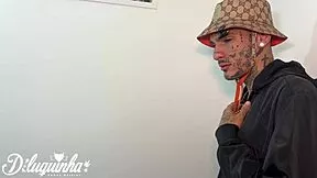 aluno fode secretamente com namorado na escada e goza