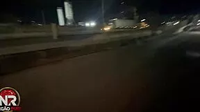 essa novinha caiu de boca no pau desse negao enquanto andava de carro pela cidade