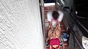 cazador de coños pervertido convence a una flaca traviesa desconocida de follar de pie en un garaje a cambio de dinero