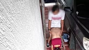 cazador de coños pervertido convence a una flaca traviesa desconocida de follar de pie en un garaje a cambio de dinero