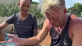 novinha caridosa ofereceu agua e bucetinha
