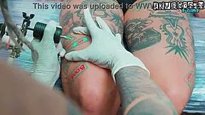 Wild anal threesome erupts during tattoo session with big cocks