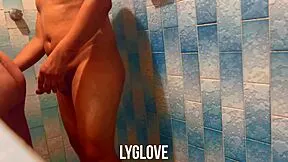 Cogiendo en el baño de la mamá de mi amiga sin que se diera cuenta