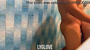 Cogiendo en el baño de la mamá de mi amiga sin que se diera cuenta