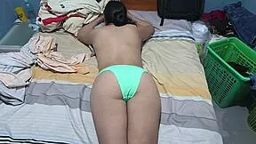 mirando mi pelicula en bikini