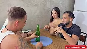 Brincadeira da garrafa com minhas primas acabaram tomando gozadas na buceta