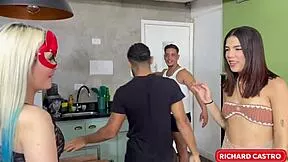 Brincadeira da garrafa com minhas primas acabaram tomando gozadas na buceta