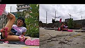se masturba en un lugar abandonado con dildo