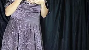 Bokep indo cewek bening nyobain dress satin barunya sambil colmek
