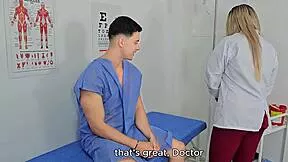 una doctora cachonda folla con su juven paciente